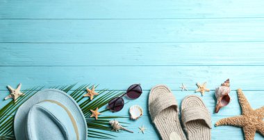 Plaj aksesuarları ve açık mavi ahşap arka planda düz bir alan. Pankart tasarımı