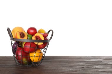 Tahta masadaki sepetin içinde taze egzotik meyveler. Metin için boşluk