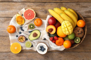 Tahta masada taze egzotik meyve ve böğürtlen çeşitleri.