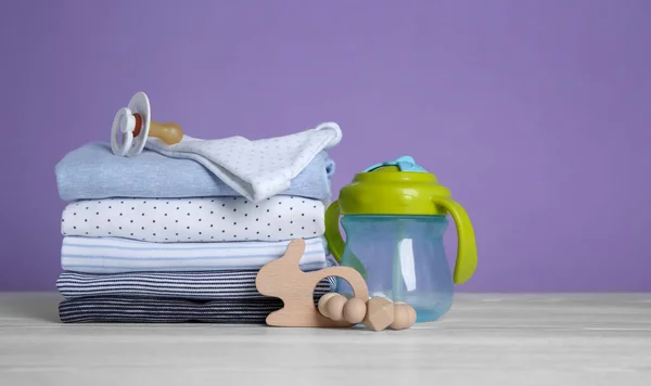 Kinderaccessoires Een Stapel Kleding Een Witte Houten Tafel — Stockfoto