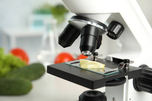 Schuif Met Schijfje Citroen Microscoop Laboratorium Close Vergiftigingsdetectie — Stockfoto