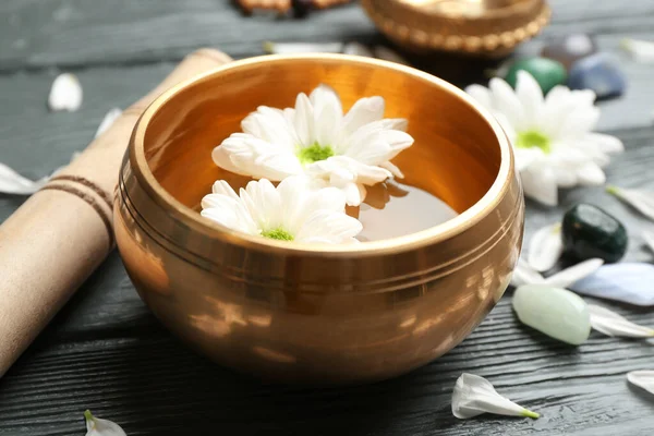 Taça Canto Dourado Com Flores Martelo Mesa Madeira Cinza Close — Fotografia de Stock