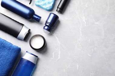 Açık gri mermer zemin üzerinde erkek kozmetik ürünleri olan düz bir kompozisyon. Metin için boşluk