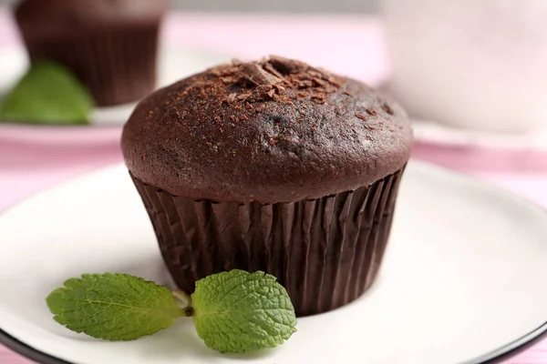 Delizioso Muffin Cioccolato Con Menta Sul Piatto Primo Piano — Foto Stock