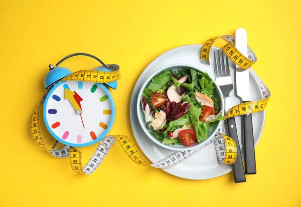 Prato Salada Saborosa Despertador Fita Métrica Fundo Amarelo Flat Lay — Fotografia de Stock