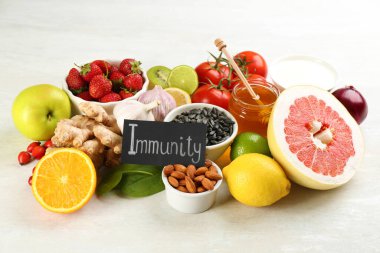 Dokunulmazlık ifadesi olan kart ve ışık masasında yeni ürünler