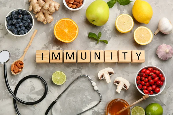 Würfel Mit Wort Immunität Stethoskop Und Frischen Produkten Auf Grauem — Stockfoto