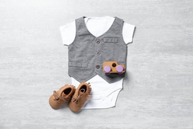 Sevimli bebek, beyaz ahşap arka plana bak, düz yat.