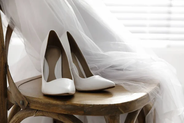 Coppia Scarpe Bianche Sposa Con Tacco Alto Velo Sedia Legno — Foto Stock