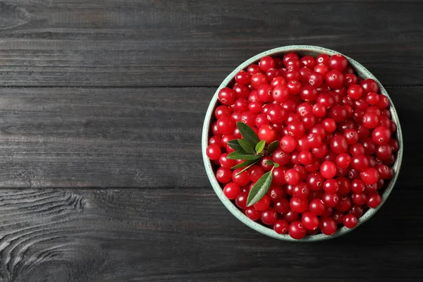 Cranberries Maduras Saborosas Mesa Madeira Preta Vista Superior Espaço Para — Fotografia de Stock