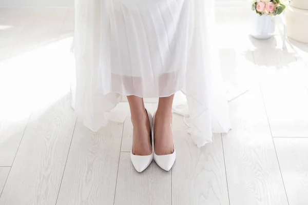 Jovem Noiva Vestindo Belos Sapatos Casamento Casa Close — Fotografia de Stock