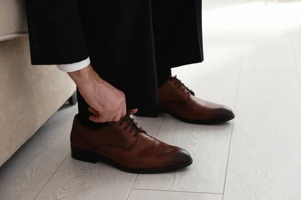 Groom Colocando Sapatos Casamento Elegantes Dentro Casa Close — Fotografia de Stock