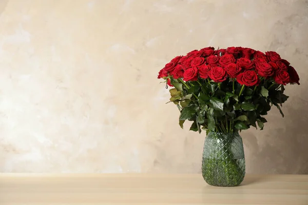 Buquê Luxo Rosas Vermelhas Frescas Mesa Madeira Espaço Para Texto — Fotografia de Stock