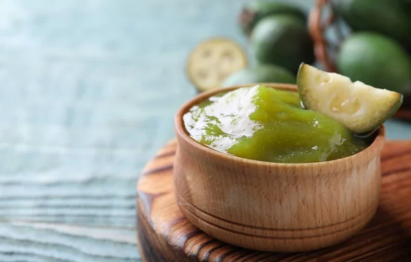 Engarrafamento Feijoa Fruto Fresco Mesa Leve Close Espaço Para Texto — Fotografia de Stock