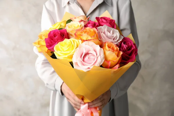 Mulher Segurando Buquê Luxo Rosas Frescas Fundo Bege Close — Fotografia de Stock