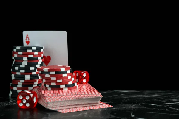 黒を背景に暗い大理石のテーブルの上のゲームチップ デバイスやカード — ストック写真
