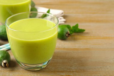 Tahta masada taze feijoa smoothie, metin için yer