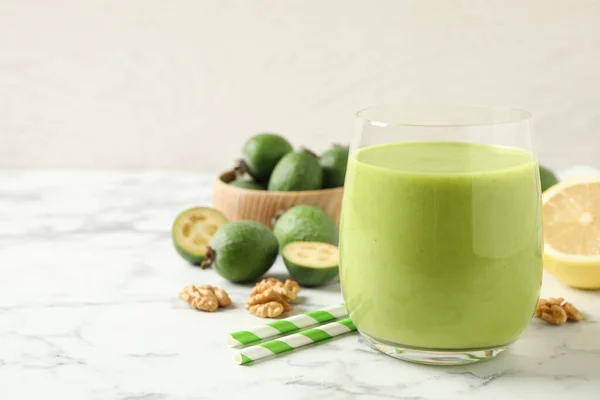 Batido Feijoa Fresco Vidrio Sobre Mesa Mármol Blanco Primer Plano —  Fotos de Stock