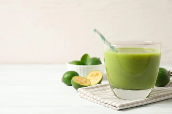 Frischer Feijoa Smoothie Glas Auf Weißem Holztisch Nahaufnahme Raum Für — Stockfoto