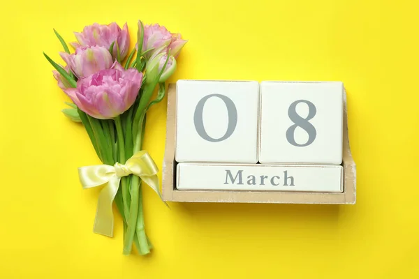 Houten Blokkenkalender Met Datum Maart Tulpen Gele Achtergrond Plat Gelegd — Stockfoto