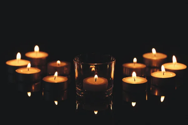Kleine Wachskerzen Brennen Der Dunkelheit Begräbnissymbol — Stockfoto
