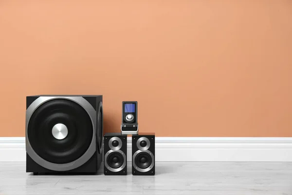 Modernes Leistungsstarkes Lautsprechersystem Auf Dem Boden Der Nähe Der Orangefarbenen — Stockfoto