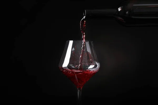 Despejar Vinho Garrafa Vidro Sobre Fundo Preto — Fotografia de Stock