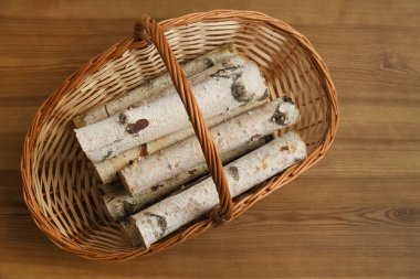 İçerde yakacak odunları olan sepet, üst manzara.