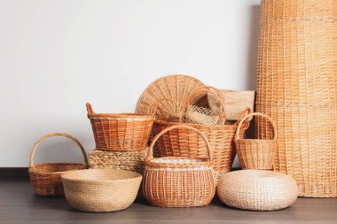 Işık duvarının yanındaki zeminde doğal malzemeden yapılmış birçok hasır sepet var.