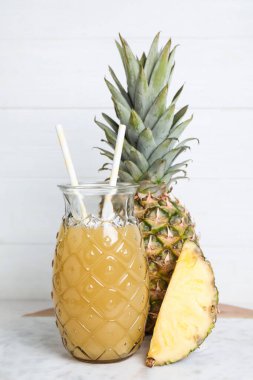 Beyaz masada taze yapılmış ananas suyu.