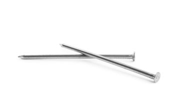 Beyaz arka planda keskin parlak metal tırnaklar