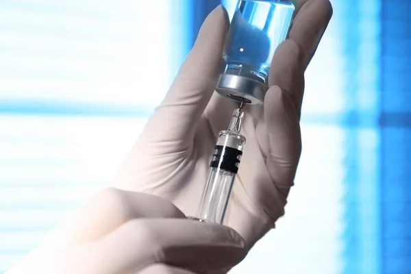배경에 병에서 나오는 백신을 주사하는 클로즈업 — 스톡 사진