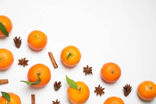 Composição Natal Com Tangerinas Fundo Branco Leigos Planos Espaço Para — Fotografia de Stock