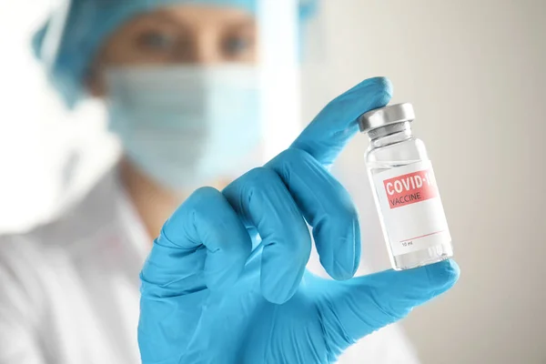 Doctor Sosteniendo Vial Con Vacuna Contra Covid Primer Plano —  Fotos de Stock