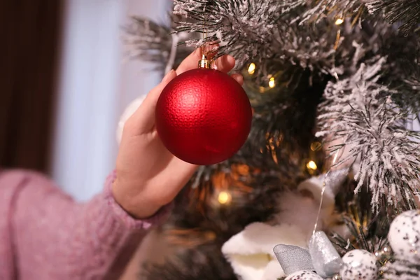Žena Zdobí Vánoční Stromeček Doma Detailní Záběr — Stock fotografie
