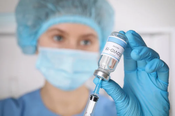 Läkare Fyller Sprutan Med Coronavirus Vaccin Laboratorium Fokusera Hand — Stockfoto