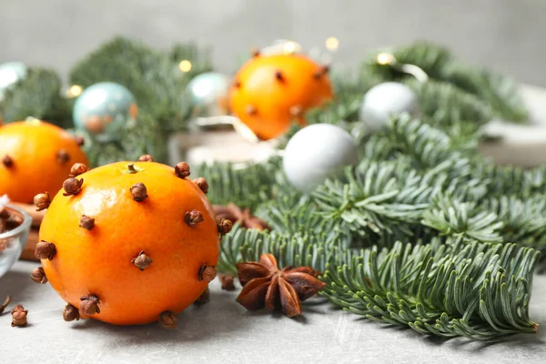 Délicieuses Mandarines Fraîches Avec Clous Girofle Sur Table Lumineuse Fête — Photo