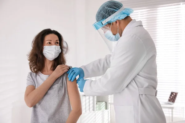 Klinikte Olgun Bir Kadını Covid Karşı Aşılayan Doktor — Stok fotoğraf