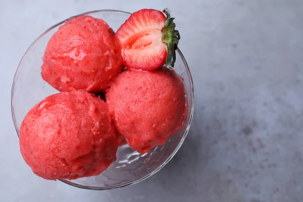 Läcker Jordgubbsglass Dessertskål Grått Bord Ovanifrån Plats För Text — Stockfoto