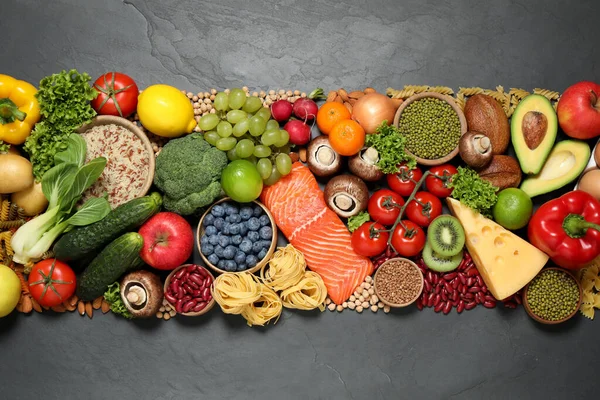 Verschillende Producten Zwarte Tafel Bovenaanzicht Gezonde Voeding Evenwichtige Voeding — Stockfoto