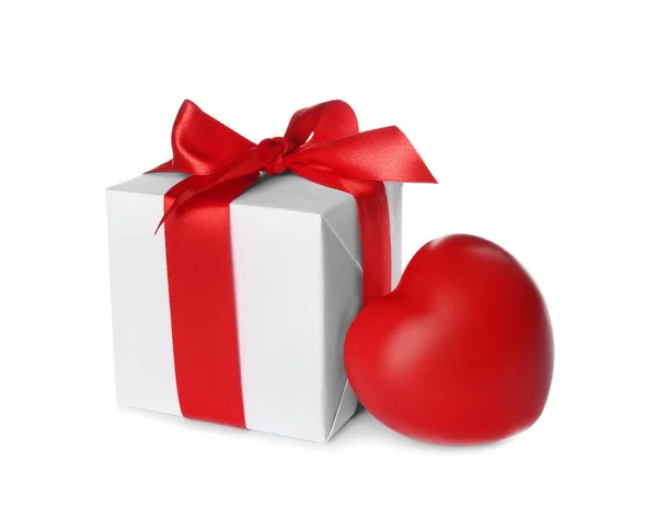 Schöne Geschenkschachtel Und Rotes Herz Auf Weißem Hintergrund Valentinstag Feier — Stockfoto