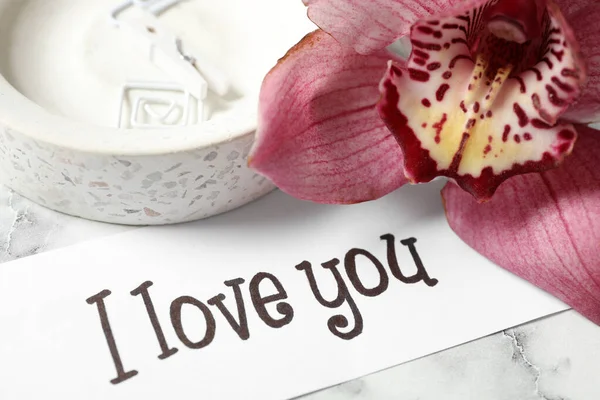 Kaart Met Tekst Love You Orchidee Bloem Dienblad Witte Marmeren — Stockfoto