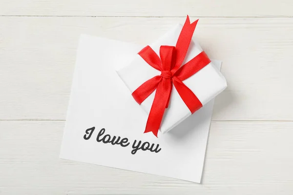 Scheda Con Testo Love You Confezione Regalo Tavolo Legno Bianco — Foto Stock