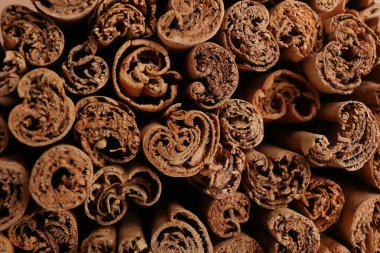 Arka plan olarak Aromatik tarçın çubukları, üst görünüm