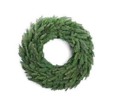 Beyaz arka planda köknar dallarından yapılmış Noel çelengi, üst görünüm