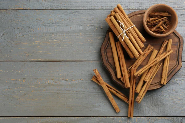 Palitos Canela Aromática Sobre Mesa Madera Gris Puesta Plana Espacio — Foto de Stock