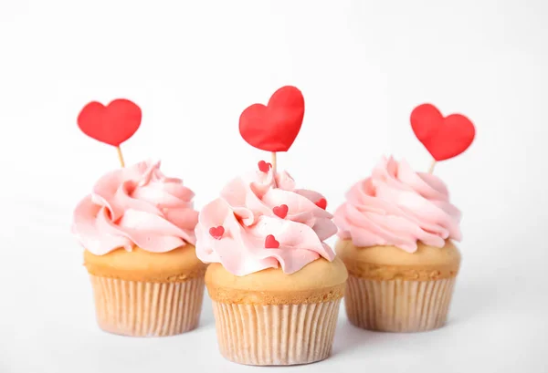 Sabrosos Cupcakes Para Día San Valentín Sobre Fondo Blanco — Foto de Stock