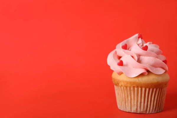 Lekkere Cupcake Rode Achtergrond Ruimte Voor Tekst Valentijnsdag — Stockfoto