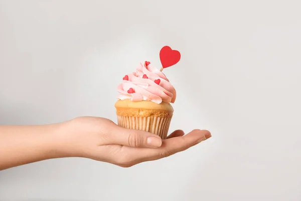Wanita Memegang Cupcake Lezat Untuk Hari Valentine Pada Latar Belakang — Stok Foto