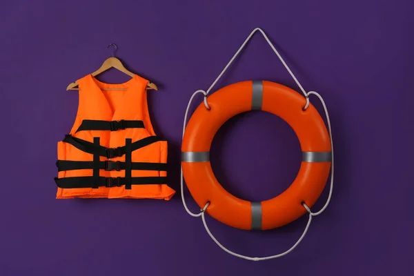 Оранжевый Спасательный Жилет Спасательный Круг Фиолетовом Фоне Спасательное Оборудование — стоковое фото